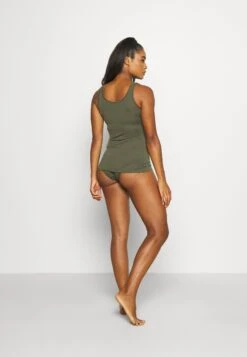 Icebreaker Merino Siren Tank - Caraco - Green 7 Icebreaker Merino Siren Tank - Caraco - Green -Icebreaker b4f3be5d47c541e2b1ec68192323a46a