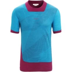 Icebreaker T-Shirt Homme - ZoneKnit™ GEODETIC - Geo Blue/Go Berry/AOP -Icebreaker icebreaker mens zoneknit geodetic short sleeve tee geo blue go berry aop 1 1383457