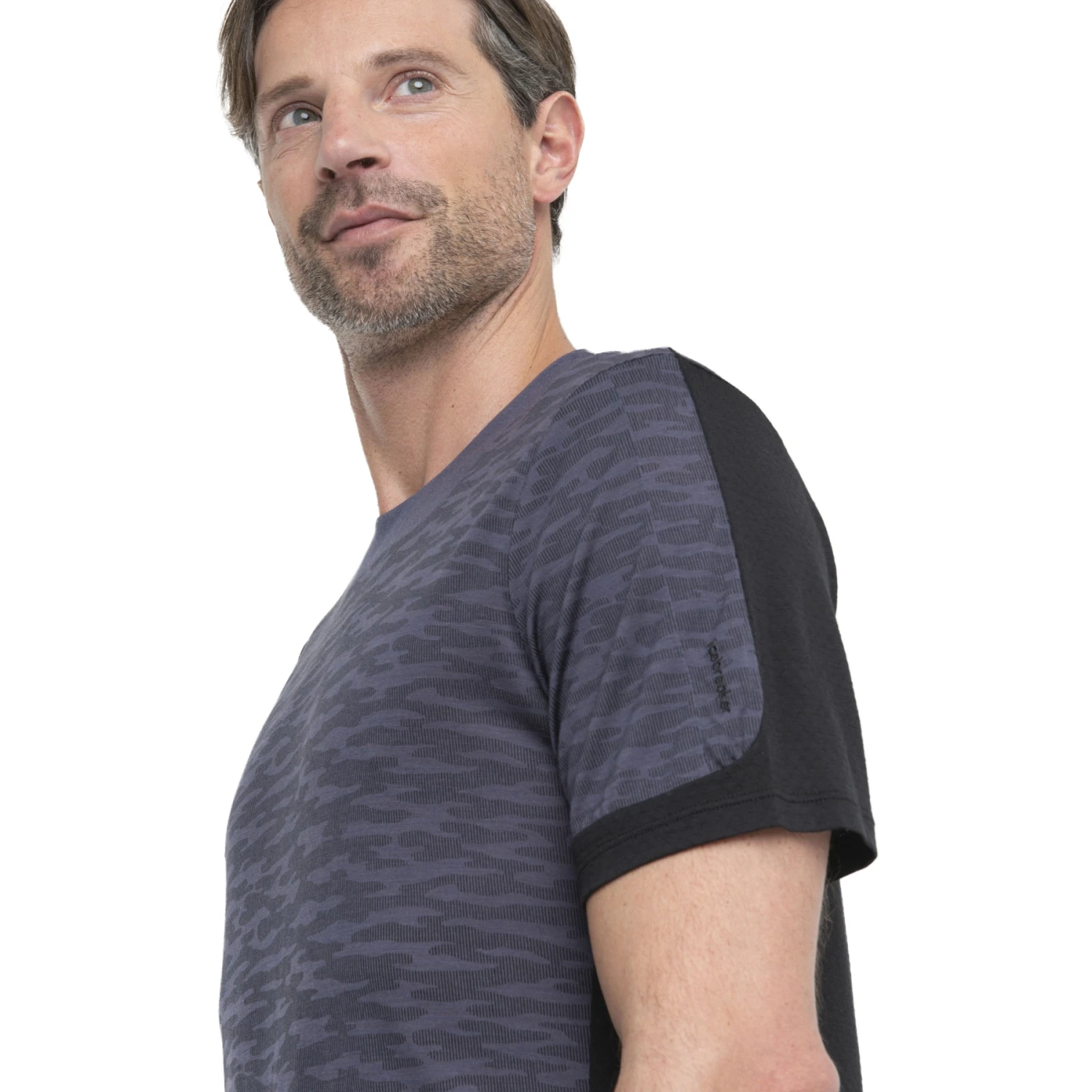 Icebreaker T-Shirt Homme - ZoneKnit™ IB Topo - Graphite/Black/AOP 7 Icebreaker T-Shirt Homme - ZoneKnit™ IB Topo - Graphite/Black/AOP – Image 7