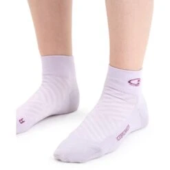 Icebreaker Chaussettes Femme - Run+ Ultralight Mini - Purple Gaze/Go Berry 7 Icebreaker Chaussettes Femme - Run+ Ultralight Mini - Purple Gaze/Go Berry -Icebreaker icebreaker womens run plus ultralight mini socks purple gaze go berry 4 1381819